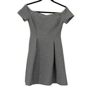 GUESS Los Angeles Striped Off-Shoulder Dress Black White‎ Chevron Pattern Size 2